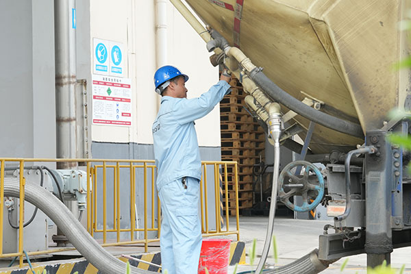 Pengangkutan bahan mentah