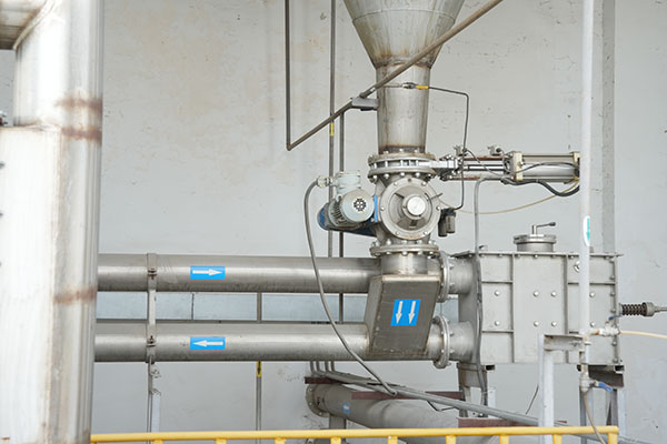 Tangki simpanan bahan mentah